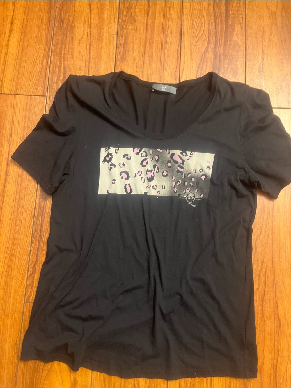 Alexander McQueen Black Women’s Scoop Neck Tee with Pink Leopard Print Panel - Picture 3 of 6